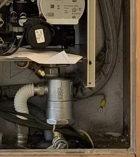 Defangatore magnetico con valvola di scarico sotto la caldaia