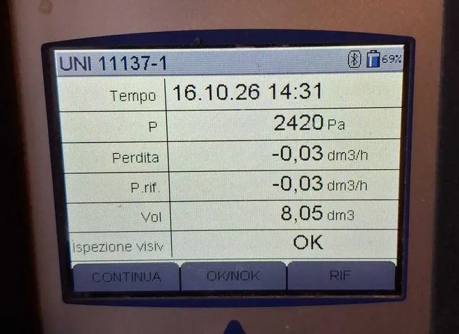 Display dello strumento per la prova di tenuta gas nella prima centrale: pressione 2420 Pa, ispezione visiva OK