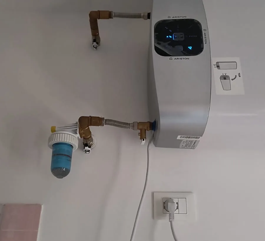 Scaldabagno elettrico da 80 litri a parete con valvola sul raccordo d’ingresso e dosatore di polifosfati, senza vaso di espansione