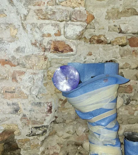 Braga di scarico con tappo di ispezione protetta da guaina e nastro